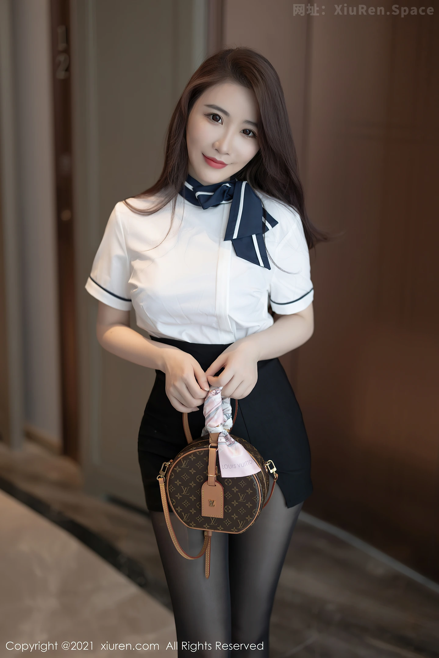 图片[4]-[XiuRen秀人网]VOL.3525 女神Cherry绯月樱江浙沪旅拍脱黑短裙露无内黑丝裤袜诱惑写真76P-秀人网官方网站
